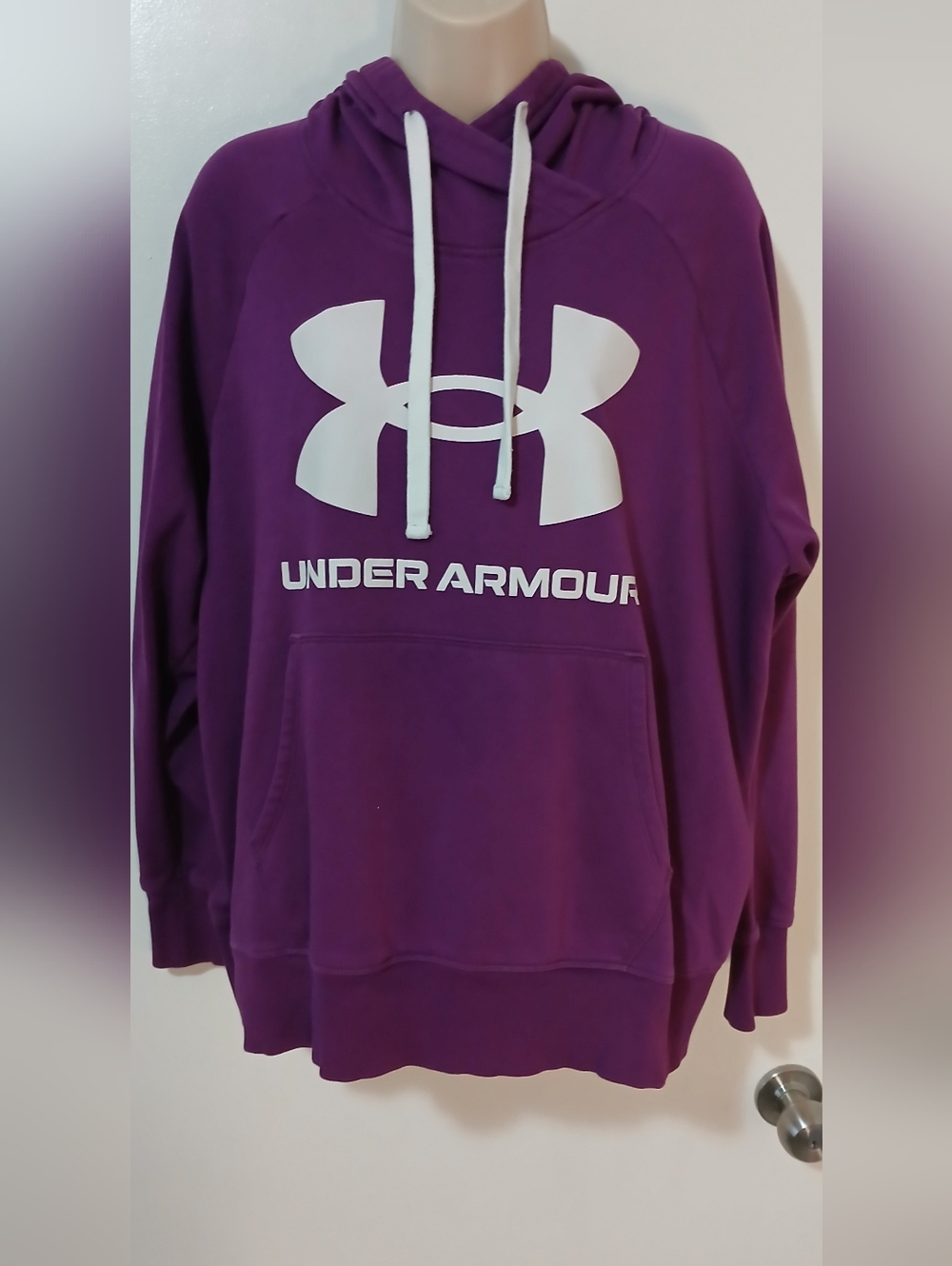 Unisex UnderArmour long sleeve pullover hoodie